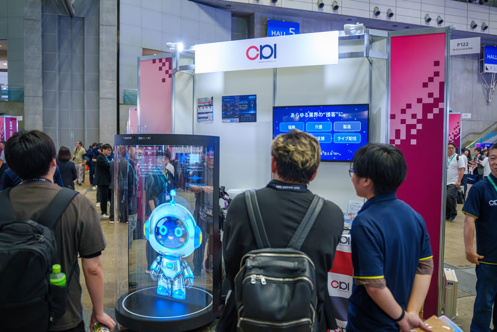 HIKARIの3Dアバターと対話する来場者で賑わうブース